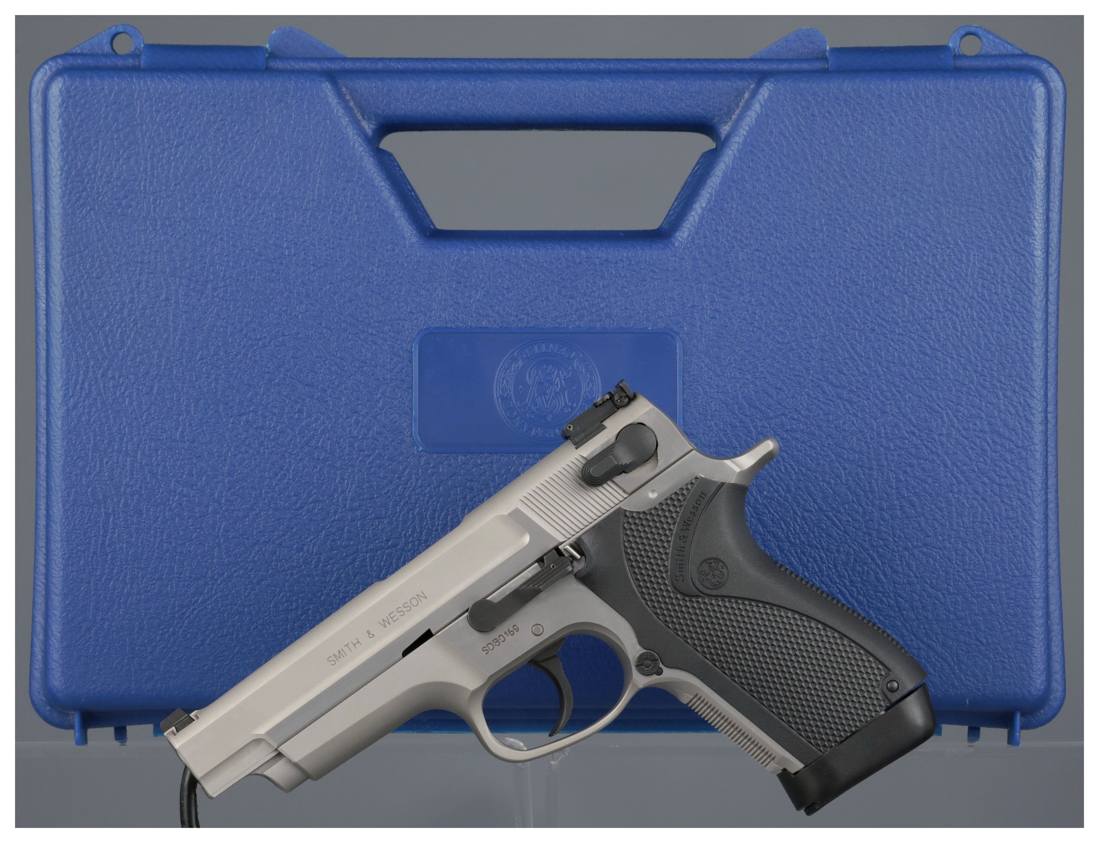 Smith & Wesson Performance Center Model 6906 SD 9 mm P Pistol