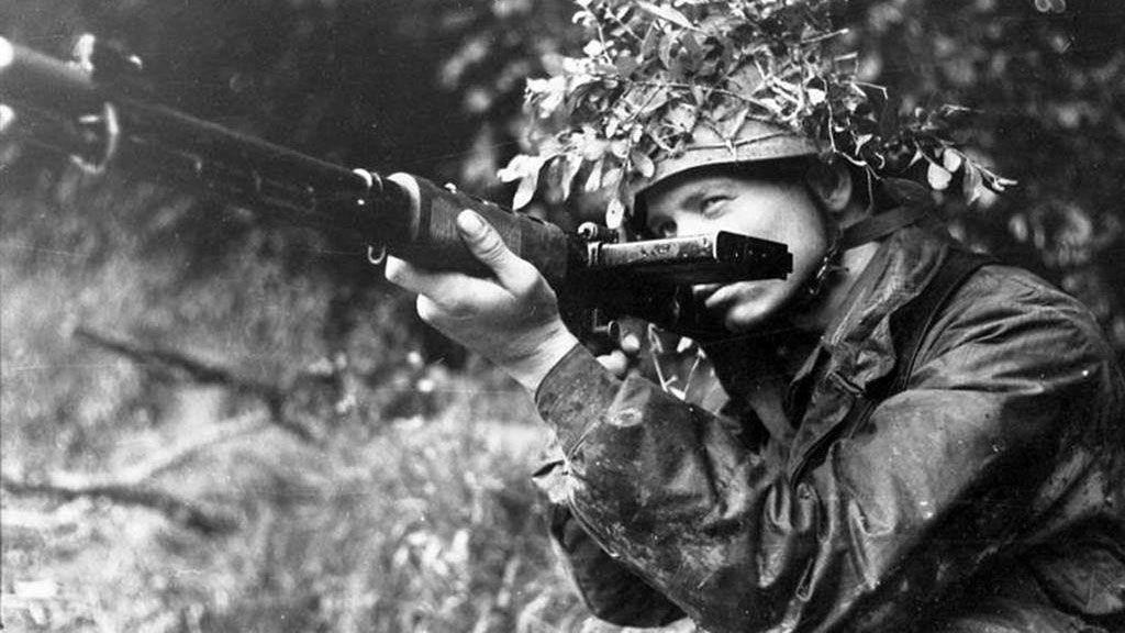 German-paratrooper-with-FG-42