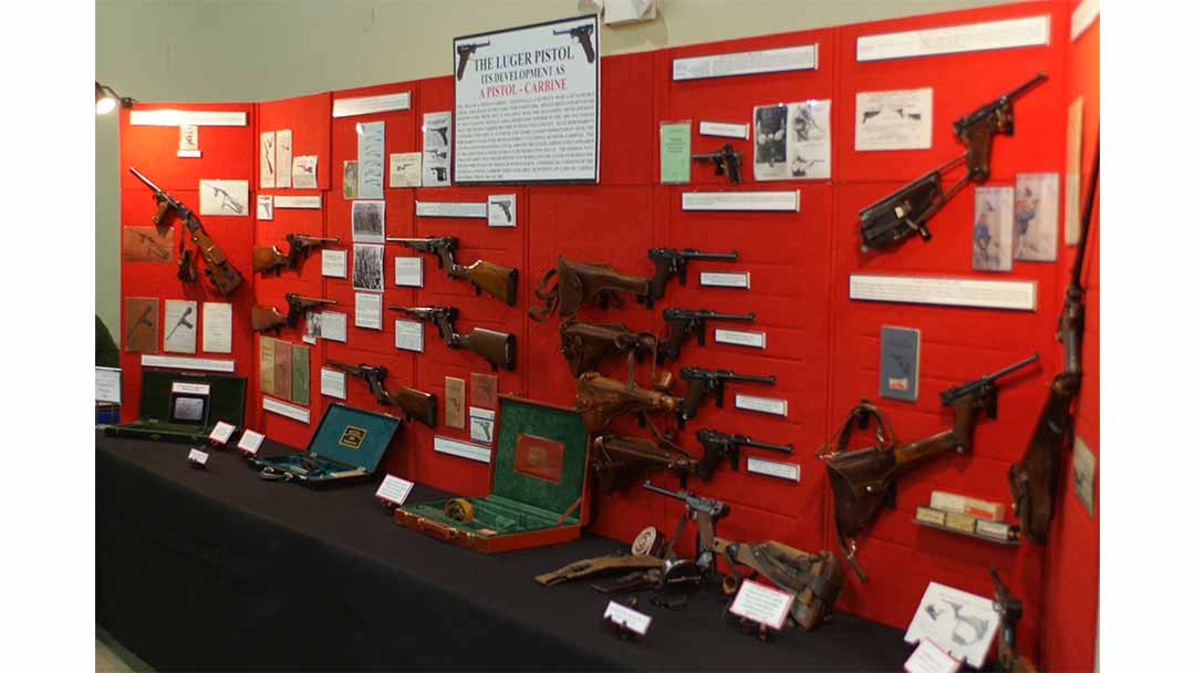 Luger-pistol-display