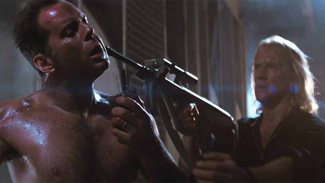 Karl-threatens-McClane-with-AUG