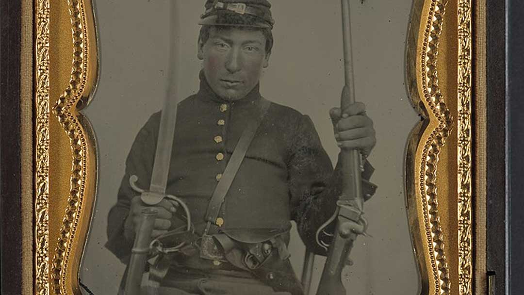Union-soldier-sharps-carbine