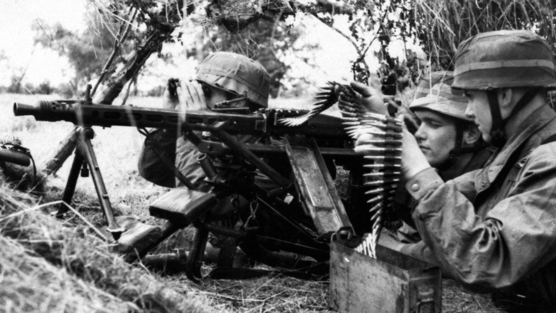 The-MG42-machine-gun-in-the-field