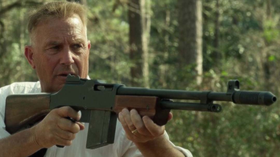 Kevin-Costner-fires-the-colt-monitor-machine-rifle
