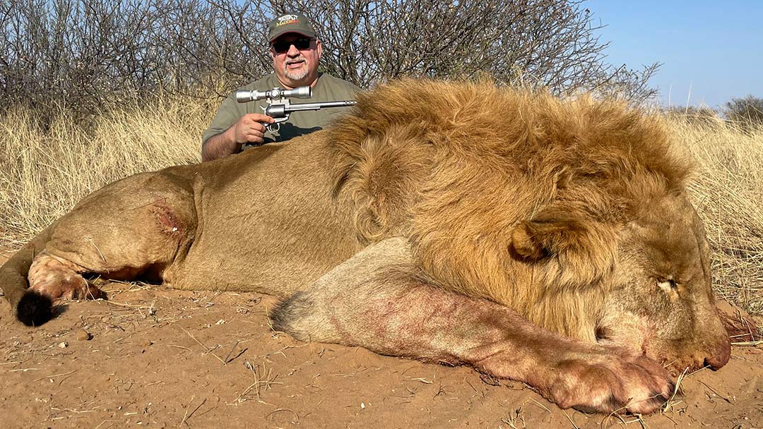 Mike-Medes-Freedom-Arms-lion-hunt