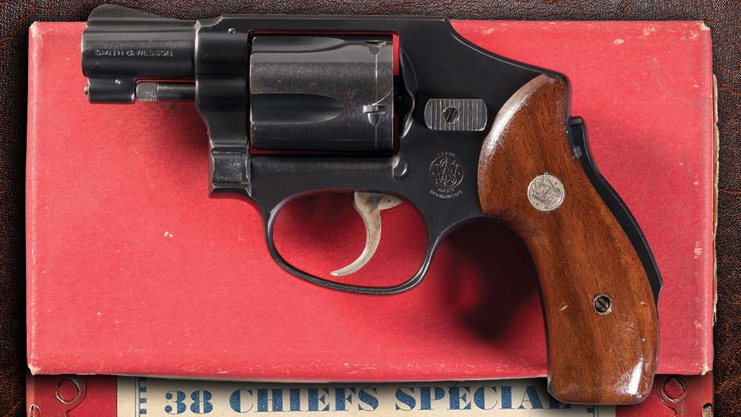 smith-wesson-38-chiefs-special-hammerless-revolver-with-box