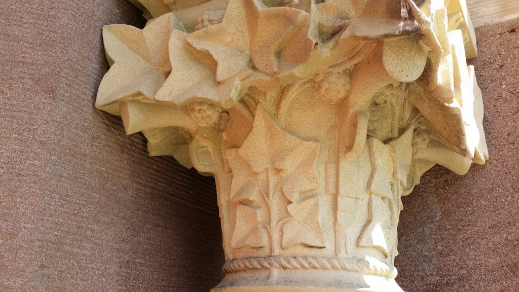 Depictions of revolvers were used to decorate the pillar capitals. The handles are shown in the image.