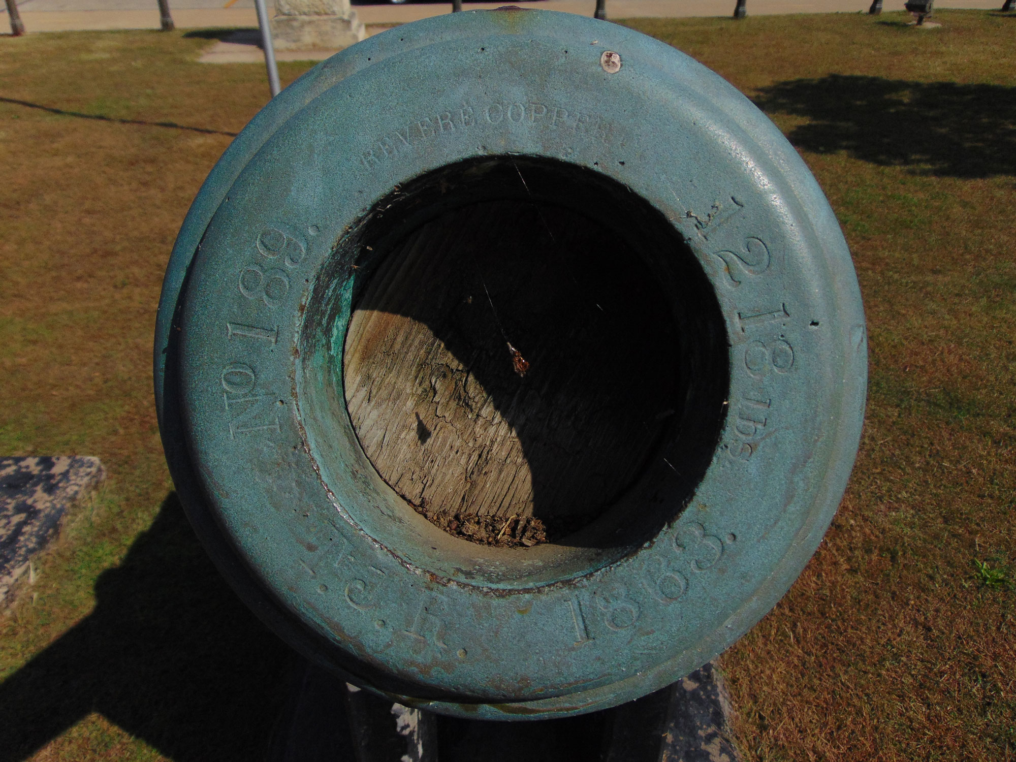 Photo of the Westmost cannon (left in above photo) and taken with lower f-stop to clarify the text on the muzzle which reads, "No. 189 REVERE COPPER 1218 lbs" and "T.J.R. 1863"